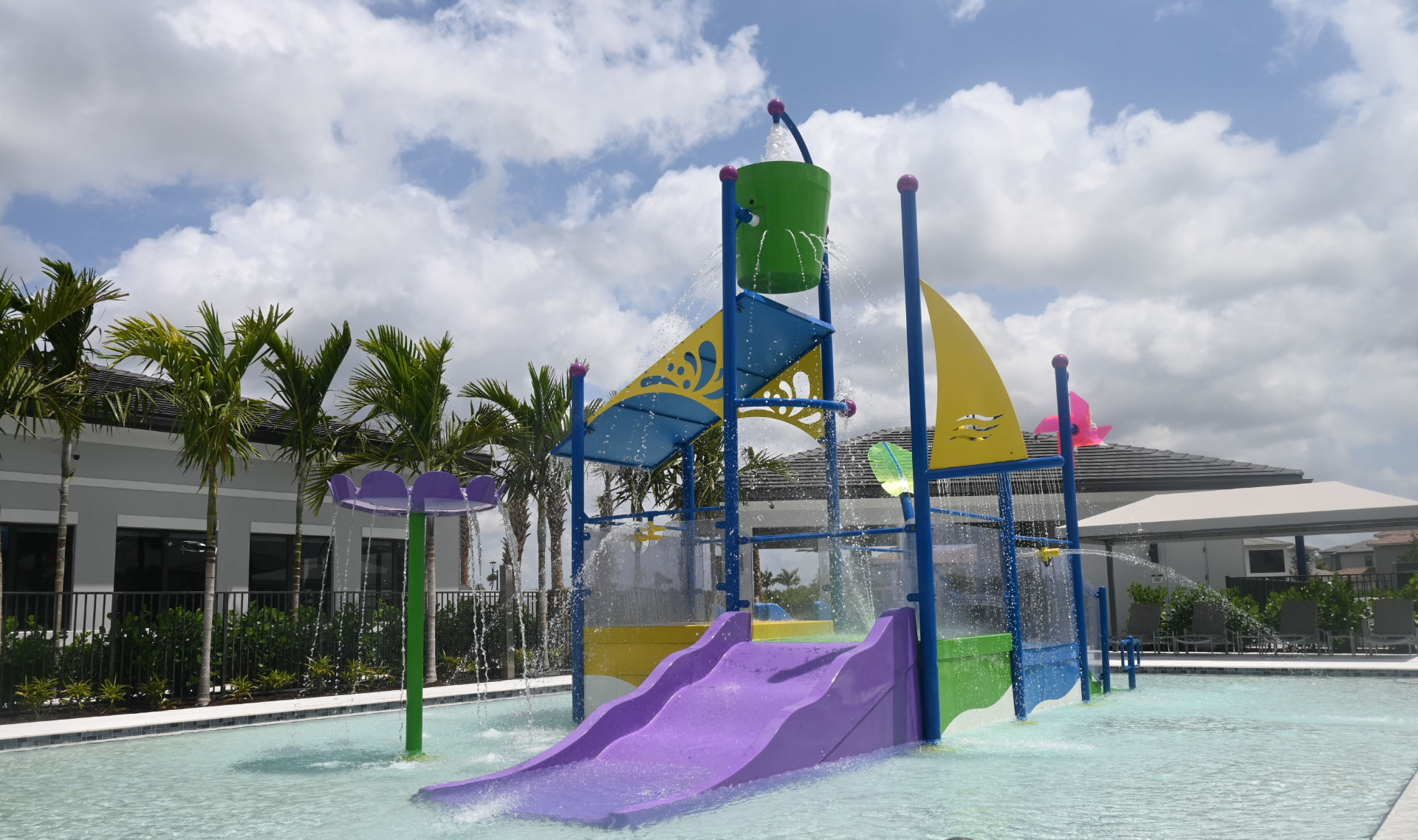 Kiddie pool slide and splash play structure